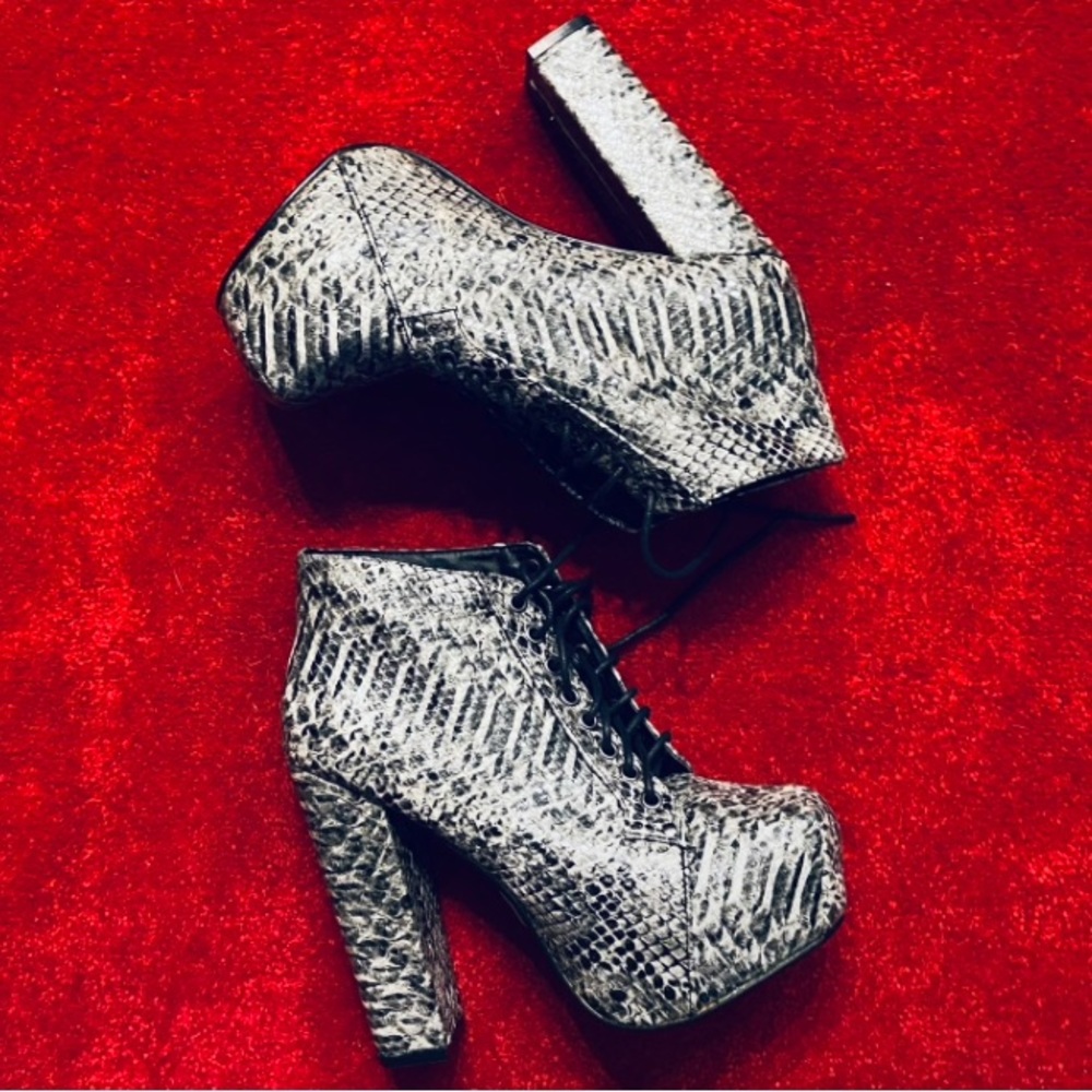NWOT Vintage Faux Snakeskin Platform Booties High Heel